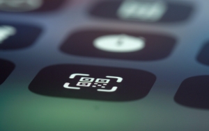 Netikri QR kodai: suaktyvėjo sukčiavimas vie&scaron;ose vietose