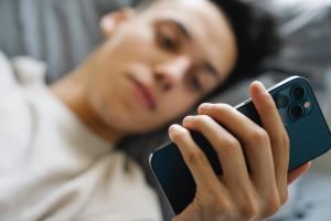 Norisi slėpti, kiek laiko praleidžiate telefone? Psichologas atskleidžia, kas i&scaron;duoda priklausomybę nuo interneto