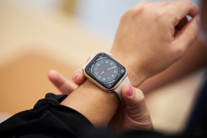 „Bitė“ pristato eSIM paslaugą „Apple Watch“ laikrodžiuose: telefoną bus galima pamiršti namuose
