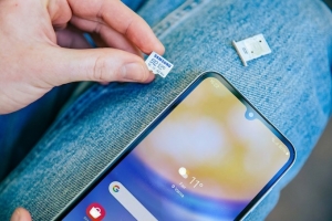 I&scaron;maniesiems, dronams ir žaidimų konsolėms &ndash; dar spartesnės &bdquo;Samsung&ldquo; 1 TB &bdquo;microSD&ldquo; atminties kortelės: žaibi&scaron;kas perkėlimas ir atsparumas smūgiams
