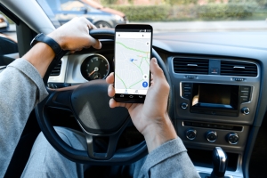 „Google Maps“, „Waze“ ir panašios platformos pradėjo naudoti Lietuvos automobilių kelių direkcijos surinktus duomenis apie elektromobilių įkrovimo stoteles