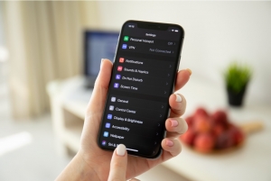 &bdquo;Dark mode&ldquo; i&scaron;maniajame telefone &ndash; padės kovojantiems su nemiga ir nuovargiu