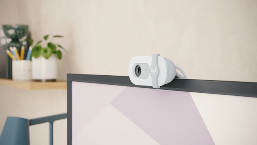 Su naująja internetine kamera „Logitech Brio 100 Full HD“ atrodysite, skambėsite ir bendrausite kokybiškiau