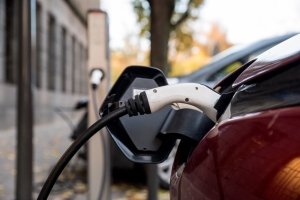 Ekspertai pataria kaip tinkamai paruo&scaron;ti elektromobilį krovimui žiemą