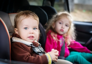 Kuo užimti vaikus keliaujant automobiliu? Išmanios pramogos visai šeimai