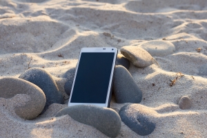 Kaip mobilųjį telefoną apsaugoti nuo kar&scaron;čio ir vandens vasara?