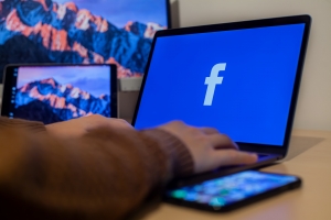 Įspėja apie masines atakas: siekiama nulaužti „Facebook“ paskyras