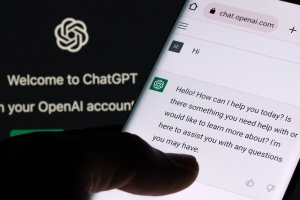Informacijos paieškos įpročius griaunantis „ChatGPT“ „sprogdina“ internetą: kokias profesijas pavers nereikalingomis?
