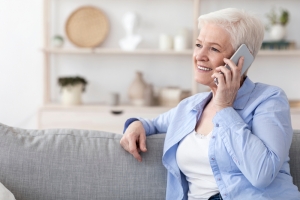 Išmanusis telefonas senjorams – kuo gali būti naudingas ir kokį rinktis?