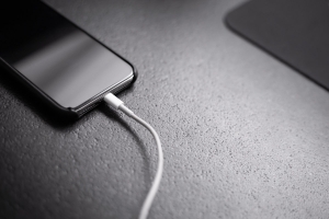 Kraunate telefoną per naktį? &Scaron;tai kodėl tai kenkia jūsų telefonui