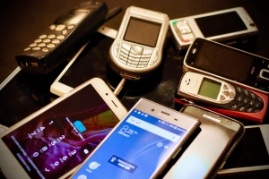 „Tele2“ užsibrėžė mažinti elektronikos atliekų kiekį pasaulyje – rinks, perdirbs ir pernaudos telefonus