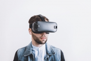 VR akiniai ir žaidimų konsolės: naujausios tendencijos