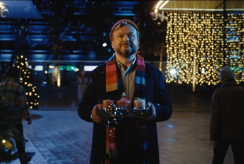Kalėdinė „Tele2 Verslui“ reklama šmaikščiai žvelgia į šablonines šventines situacijas: ar jau sugalvojote, ką dovanosite partneriams?