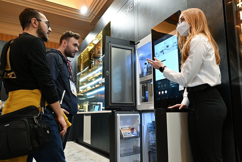 Netikėtos „CES 2023“ technologijų mugės naujienos: šaldytuvas, kuriame žiūrėsite „TikTok“ vaizdo įrašus ir patarimus dalinanti orkaitė