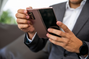 Ekspertas i&scaron;sklaidė mitus apie sulenkiamus telefonus: ar jie tokie pat patvarūs kaip tradiciniai i&scaron;manieji?