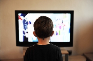 „Telia Play“ pradeda veikti be priedėlio su „Android“ televizoriais – jie gražiau kabės ant sienos