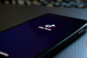 &bdquo;TikTok&ldquo; soc. tinkle plintantys finansiniai patarimai &ndash; pasitikėti ar geriau neprasidėti?