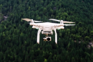 Namų apsauga XXI amžiuje – dronai, dirbtinis intelektas ir veidų atpažinimas